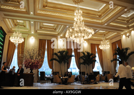 La lobby del Plaza Hotel di Manhattan, che ha riaperto dopo un $400 milioni di lavori di ristrutturazione, dispone di un bar champagne. Foto Stock