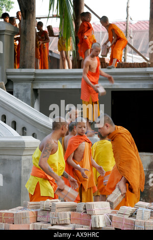 Monaco buddista novizi di costruire un tempio Louang Prabang Foto Stock