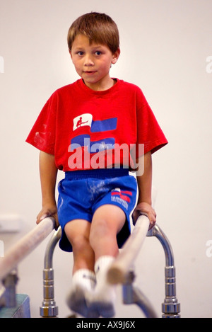 Ragazzo esegue su barre parallele durante la dimostrazione ginnastica soddisfare a U S Centro di ginnastica California non rilasciato Foto Stock