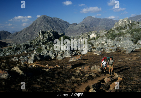 Gli escursionisti maschio in Chimanimani montagne di Eastern Africa Zimbabwe Foto Stock