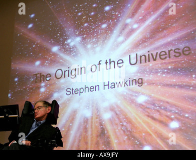 Stephen Hawking durante la sua presentazione presso la Libera Università di Berlino, Germania Foto Stock