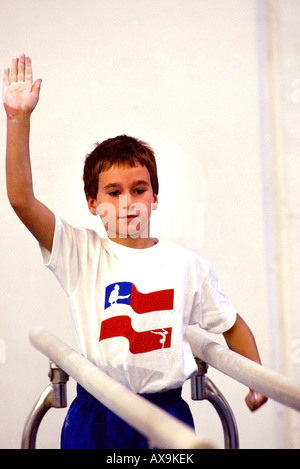 I ragazzi di eseguire le routine di ginnastica. Foto Stock