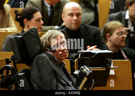 Stephen Hawking durante la sua presentazione presso la Libera Università di Berlino, Germania Foto Stock