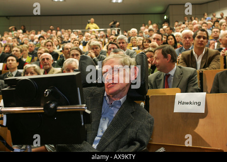 Stephen Hawking durante la sua presentazione presso la Libera Università di Berlino, Germania Foto Stock