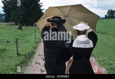 Una coppia in costumi tradizionali, Sankt Maergen, Germania Foto Stock