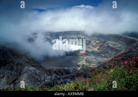 Il fumo al di sopra del lago del cratere di vulcano Poas Parco Nazionale, Costa Rica, America Centrale, America Foto Stock