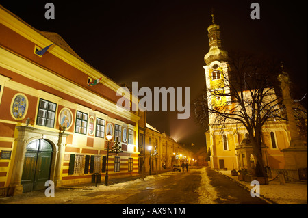Piazza della Città Vecchia con San Stefano (Istvan) Chiesa di notte, Kőszeg Ungheria Foto Stock