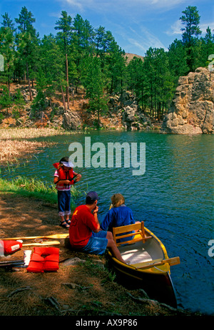 Famiglia in canoa sul lago, Custer State Park, Black Hills, Dakota del Sud Foto Stock