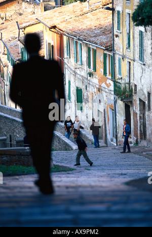 Uomo che cammina giù per un sentiero ripido e nella parte vecchia della città, acquedotto medievale, Aquaedotto, Perugia Umbria Italia Foto Stock