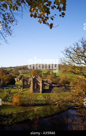 Bolton Priory rovine su una soleggiata giornata autunnale Bolton Abbey Wharfedale Yorkshire Dales National Park in Inghilterra Foto Stock
