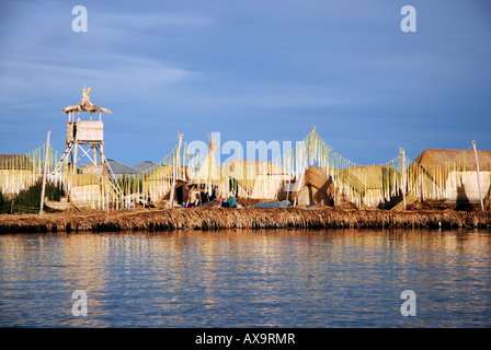 Reed Isole degli Uros sul lago Titicaca, Puno, Perù Foto Stock