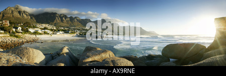 Panorama di Camps Bay, Cape Peninsula, Western Cape, Sud Africa e Africa Foto Stock