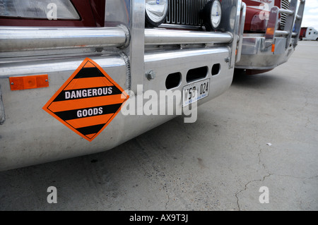 Merci pericolose segno sul paraurti di un Volvo Truck. Foto Stock