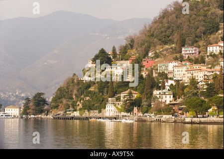 Case in collina lungo il lago di Como Como italia Foto Stock