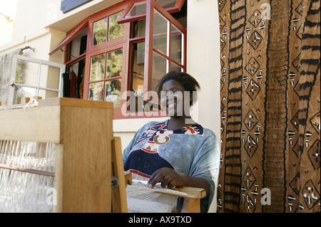 Donna di tessitura tappeti di seta, Stellenbosch, regione vinicola, Western Cape, Sud Africa Foto Stock