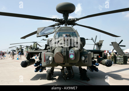 RNLAF Longbow Apache AH 64D elicottero sul display statico RIAT 2005 RAF Fairford Gloucestershire England Regno Unito Foto Stock