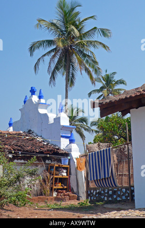 Una casa sulla spiaggia e una piccola chiesa ad Anjuna, Goa, India. Foto Stock