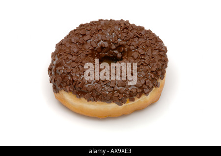 Ricoperta di cioccolato anello americano ciambella su sfondo bianco Foto Stock