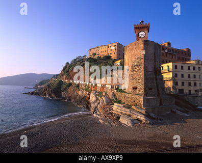 Torre presso il Porto di Rio Marina, spiaggia, Isola d'Elba, Isola di Toscana, Mare mediterraneo, Toscana, Italia Foto Stock