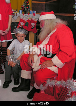 Ragazzo visitare Santa Grotta di s Foto Stock