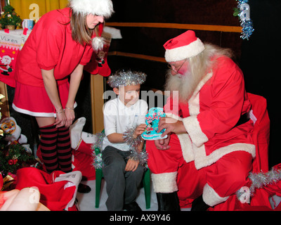 Ragazzo visitare Santa Grotta di s Foto Stock