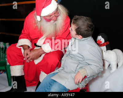 Ragazzo visitare Santa Grotta di s Foto Stock