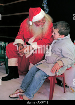 Ragazzo visitare Santa Grotta di s Foto Stock