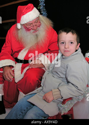 Ragazzo visitare Santa Grotta di s Foto Stock