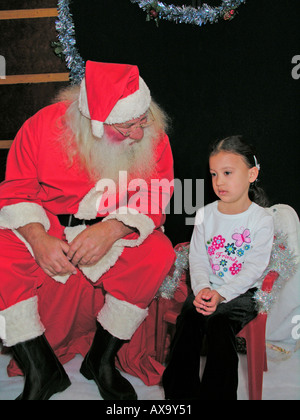 Ragazza giovane visitare Santa Grotta di s Foto Stock