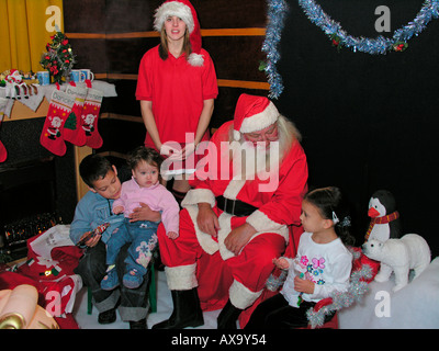 I bambini in visita di Babbo Natale e il suo aiutante nella santa grotta di s Foto Stock