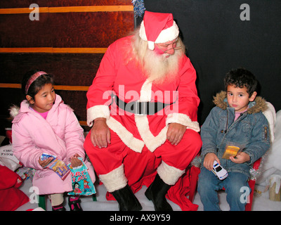 Bambini in visita a Santa Grotta di s Foto Stock