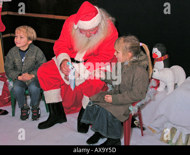 Fratello e Sorella di visitare Santa Grotta di s Foto Stock