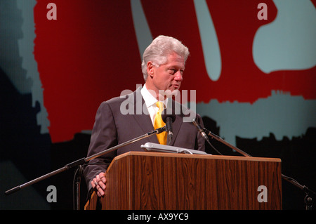 L'ex presidente americano Bill Clinton a podio facendo un discorso Foto Stock