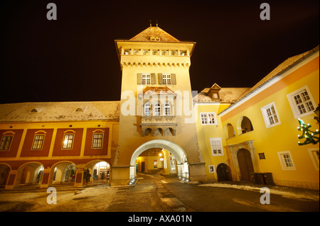 Piazza della Città Vecchia con la torre della porta della città di notte, Kőszeg Ungheria Foto Stock