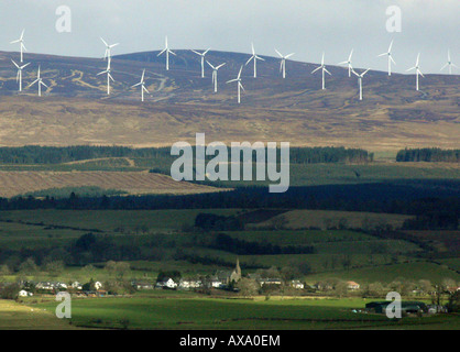 Bricchi O' DOUNE wind farm altera la vista su tutta la CARSE DI STIRLING CHE MOSTRA IL VILLAGGIO DI THORNHILL, AL DI SOTTO DEL BRAES,vicino a S Foto Stock