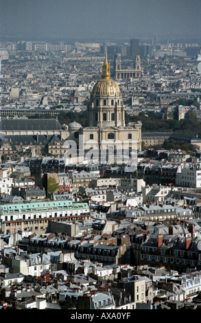 Lo skyline di Parigi dalla Torre Eiffel, dominato dalla cupola di Les Invalides Foto Stock