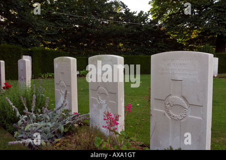 Linea di tombe di soldati del Battaglione Maori che morì in WW1 - bastioni cimitero Gate Lille Ypres Belgio Foto Stock