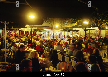 Vita notturna am Hauptplatz, Corralejo Fuerteventura Isole Kanarische Spanien, Europa Foto Stock