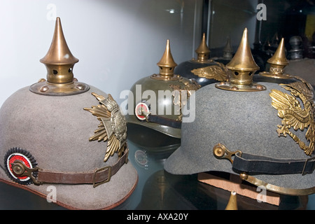 Tedesco Spiked WW1 caschi presentano all'interno Passendale Museum vicino a Ypres Belgio Foto Stock
