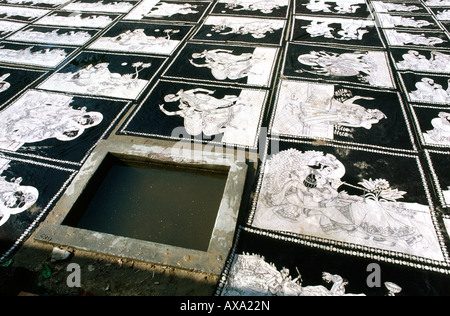 India Rajasthan Sanganer artigianato tessile serigrafia di asciugatura del tessuto in cortile Foto Stock