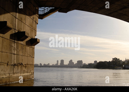 Uno dei grandi ponti sul fiume Nilo al Cairo Foto Stock