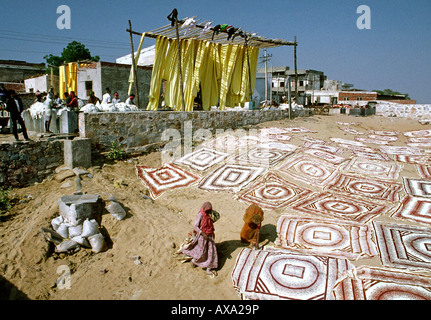 India Rajasthan artigianato Sanganer ajrakh blocco stampate di asciugatura del tessuto sulla riva del fiume Foto Stock