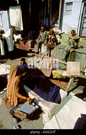 India Rajasthan artigianato Ahar vicino a Udaipur donna blocco di tessuto di stampa in strada Foto Stock