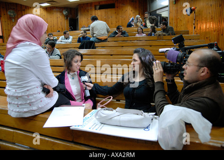 Gli studenti dell università del Cairo stanno partecipando a un workshop sui media online Foto Stock