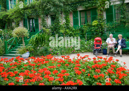 Nonni con bambino davanti di Claude la casa di Monet a Giverny, Francia Foto Stock