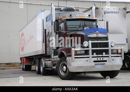 Un Kenworth semi rimorchio camion al Wingfield BP truck stop ad Adelaide nel Sud Australia. Foto Stock