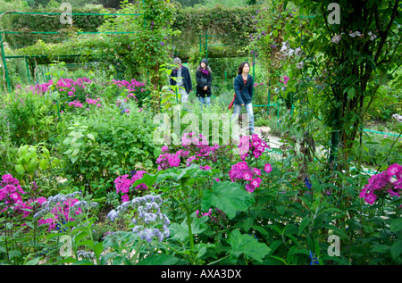 I turisti sul percorso nella fortificata Norman giardini di Claude Monet's House e giardini, Giverny, Francia Foto Stock