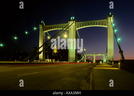 HENNEPIN AVENUE ponte sopra il fiume Mississippi collegando il centro di Minneapolis, Minnesota e NICOLLET ISLAND. Crepuscolo. Foto Stock