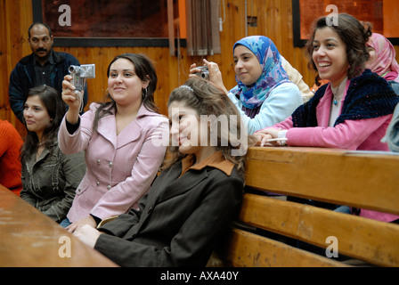 Gli studenti dell università del Cairo stanno partecipando a un workshop sui media online Foto Stock