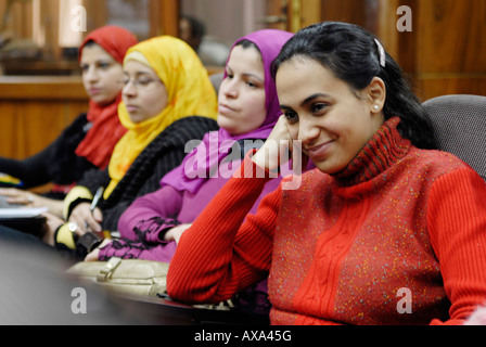 Gli studenti dell università del Cairo stanno partecipando a un workshop sui media online Foto Stock